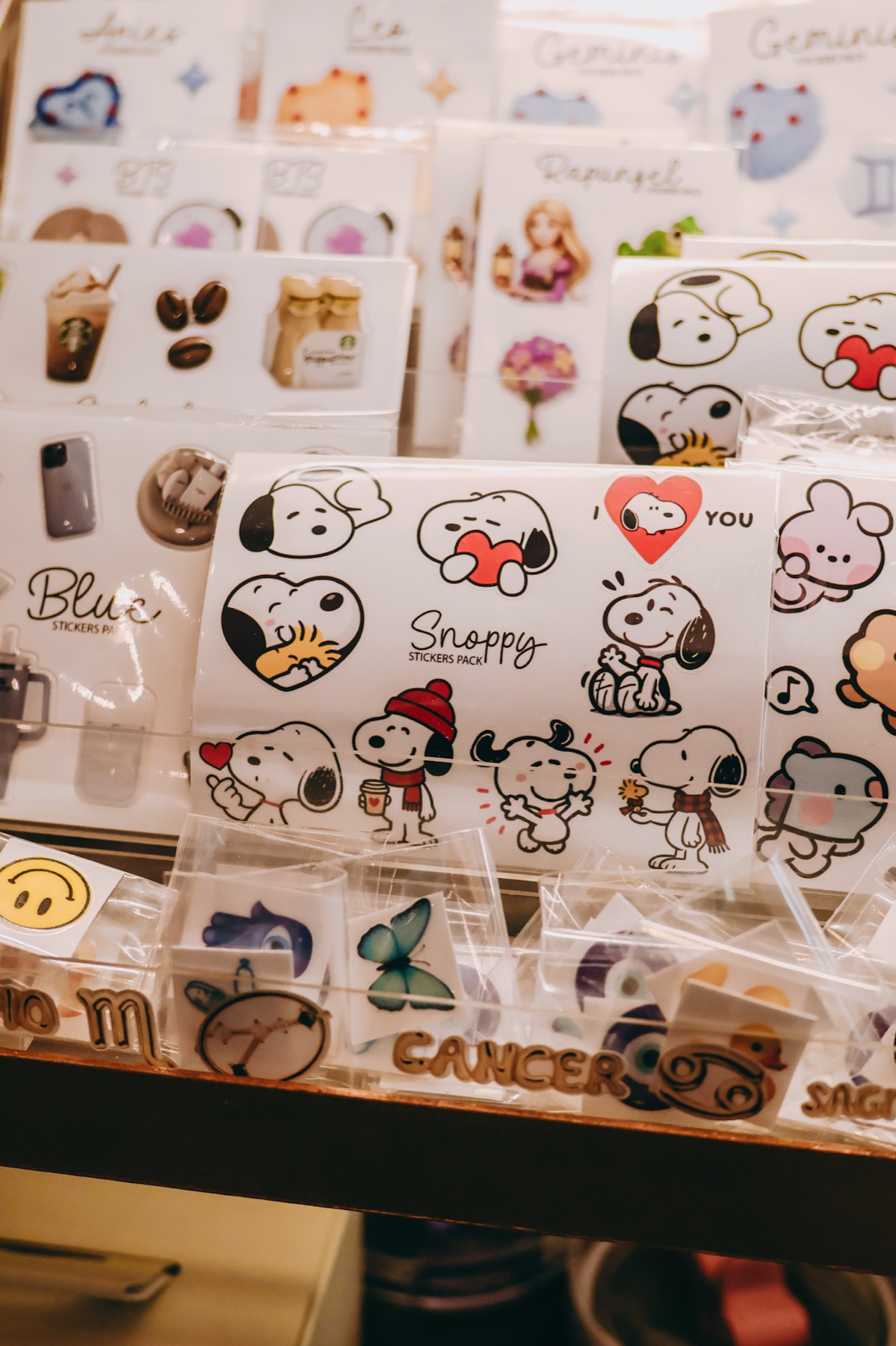 Stickers y papelería disponibles en Reval Concept Store